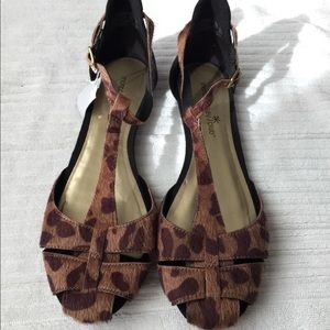 NWT Montego Bay Club Animal Leopard Animal Print T-Strap Flat Sandals size 7.5